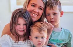 Renee e com os filhos Hudson, Holly e Austin