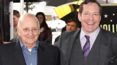 Steve Guttenberg (à dir) ao lado do pai Stanley, quando recebeu uma estrela na Calçada da Fama de Hollywood, em 2011