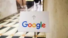 Placa com seta indica onde fica o Google