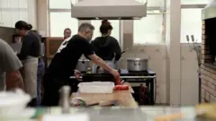 Tiago Venturella Both na cozinha comunitária