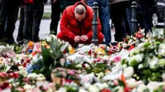 Un homme se recueille sur le lieu de deuil devant l'église Saint-Jean après l'attentat au véhicule piégé sur le marché de Noël de Magdebourg, en Allemagne, le 22 décembre 2024.