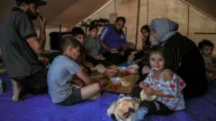 Família comendo dentro de tenda 