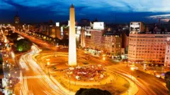 O Obelisco de Buenos Aires iluminado à noite