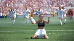 Brandi Chastain célèbre après avoir marqué le penalty de la victoire contre la Chine