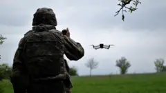 Um soldado ucraniano guiando um drone