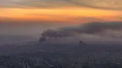 Foto aérea mostrando a fumaça após os ataques aéreos em Damasco na manhã de 10 de dezembro de 2024