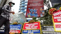 Berbagai karangan bunga yang dikirimkan oleh dosen di depan Kantor Kemendiktissaintek Jakarta, 6 Januari 2025.