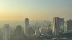 Ar poluído sobre prédios em São Paulo