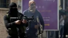 Dois atiradores em Jenin com rifles 