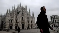 Milano'da kamusal alanda sigara içen bir erkek