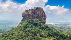 A Montanha do Leão em Sigiriya, em um dia ensolarado