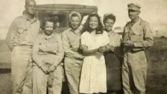 Josefina Guerrero com soldados americanos em frente a um jipe