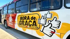 Ônibus do programa 'Bora de Graça', da Prefeitura de Caucaia, no Ceará