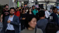 Dezenas de pessoas andando na avenida Paulista