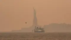 Estátua da Liberdade em meio a nevoeiro