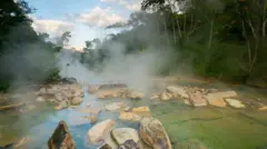 Foto de um rio, saindo fumaça da água.