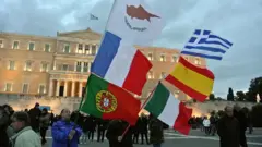 Manifestantes gregos a favor de um novo acordo sobre a dívida nacional grega durante a crise de 2015. 