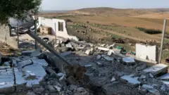 Destroços em Khirbet Zanuta