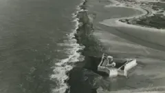 Foto de 1965 mostra praia de Natal com destaque para o Forte dos Reis Magos