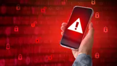 celular com símbolo de 'alerta' na tela 