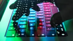 teclado de computador com luzes coloridas 