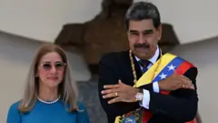 Nicolás Maduro asistió al acto de juramentación para un tercer mandato junto con su esposa, Cilia Flores. 