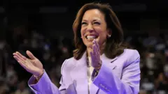 Kamala Harris aplaudindo durante discurso