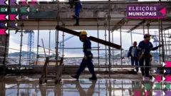 A foto mostra quatro homens trabalhando em uma obra no estádio do Maracanã, Rio de Janeiro