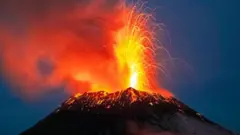 Vulcão Popocatépetl em erupção