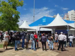 Pessoas em fila no Feirão Limpa Nome, evento promovido pela Serasa para renegociação de dívidas em novembro de 2022