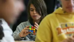 Niño jugando con el cubo de Rubik. 