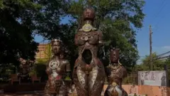 As cirurgiãs Anarcha, Lucy e Betsy, representadas pela escultora e ativista Michelle Browder no monumento às Mães da Ginecologia na cidade de Montgomery, no Estado do Alabama (EUA).