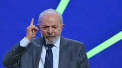 O presidente Luiz Inácio Lula da Silva gesticulando com o dedo indicador em riste