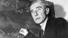 Robert Oppenheimer escrevendo numa lousa