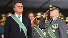 Presidente Jair Bolsonaro aparece ao lado do Comandante do Exército , general Freire Gomes