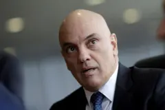 Alexandre de Moraes olhando para o lado, com olhar preocupado