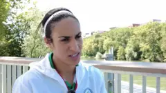 Imane Khelif sentada durante entrevista