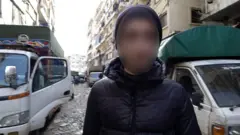 Ahmed na rua, com rosto embaçado