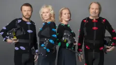 Abba con trajes de captura de movimientos.