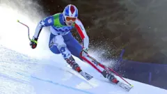 Imagen de una deportista en sky en una colina de nieve