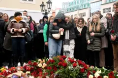 Amigos e familiares criaram um memorial improvisado para as vítimas do ataque