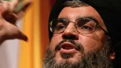 O xeque Hassan Nasrallah, chefe do movimento muçulmano xiita libanês Hezbollah, usando um turbante preto e barba, é visto fazendo um discurso