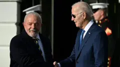 Lula e Biden se cumprimentam