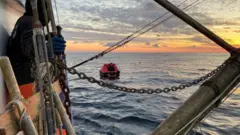 Pescador é encontrado em bote salva vidas