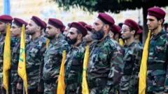 Combatentes do Hezbollah participam do velório de lideranças do movimento em Beirute