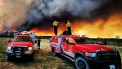 Equipes de bombeiros em incêndio no Canadá