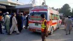 Uma ambulância transportaferidos para o hospital, após uma explosão no distrito de Bajaur, na província de Khyber Pakhtunkhwa, Paquistão, em 30 de julho de 2023