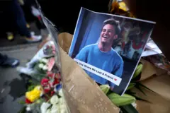 Foto de Perry em 'Friends' em meio a flores em homenagem