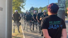 Policija ispred demonstrantkinje u Beogradu