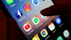 Celular com aplicativos de redes sociais 